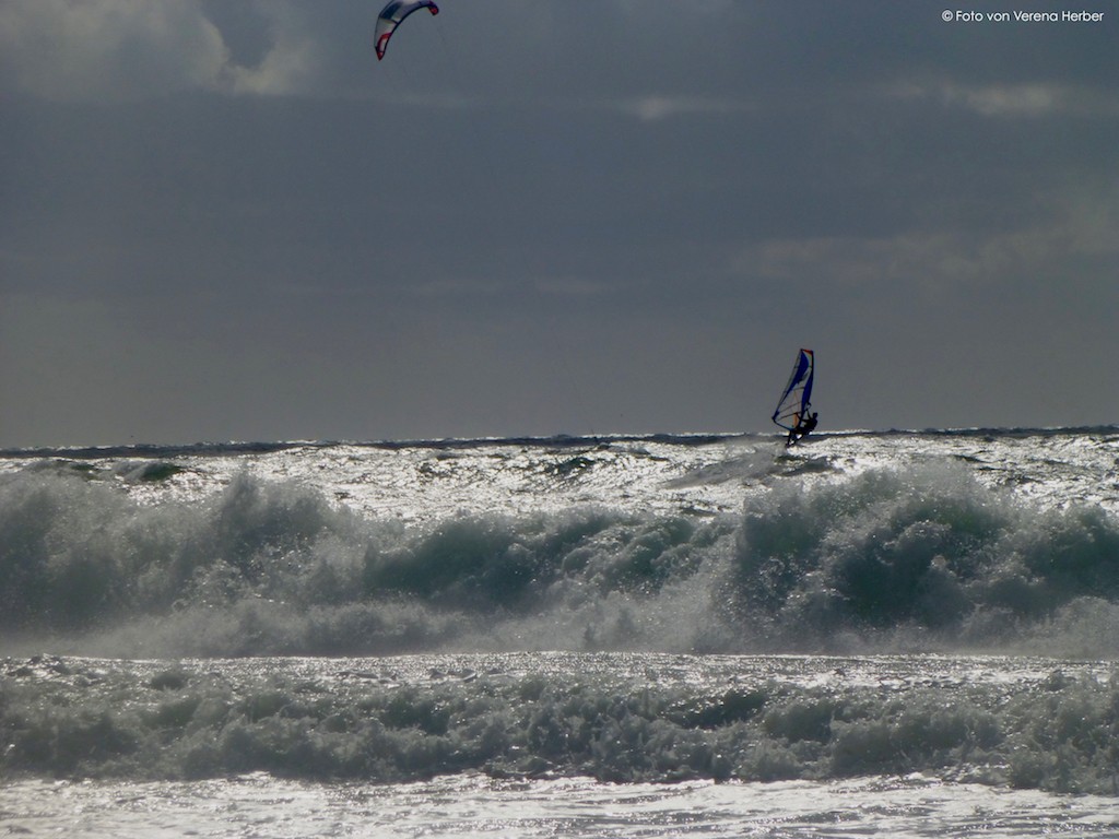 Windsurfer und Kitesurfer